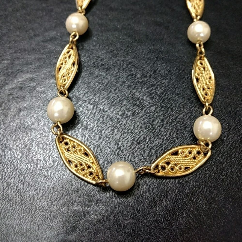 Avon gold tone faux pearl necklace 24" - Picture 2 of 5
